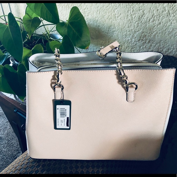 ‼️SOLD‼️Guess Tote - Picture 3 of 7